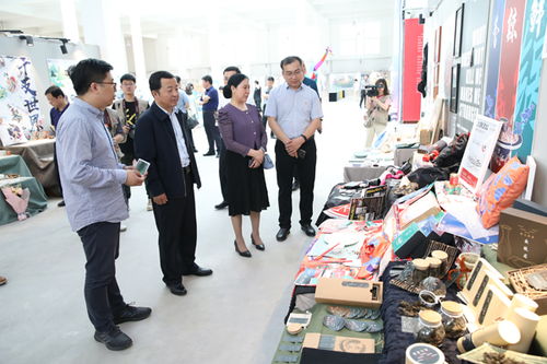 秦皇岛市领导参观艺术与设计学院毕业作品展并实地开展交流对接活动